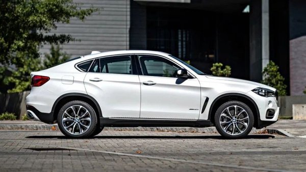 Системата Dynamic Drive с електрохидравличен стабилизатор често се поврежда на предния мост. Типични признаци са нестабилно поведение в завои, силно люлеене, странични шумове отпред и грешки в окачването в компютъра.

Какво да се направи

Проблемът обикновено е свързан със загуба на работната течност или повреда на модула на задвижващия механизъм. Диагностиката чрез кодове за грешки и проверката на налягането в системата е първата стъпка. Смяната на стабилизатора е скъпа, така че навременната превенция и внимателният стил на шофиране са важни.